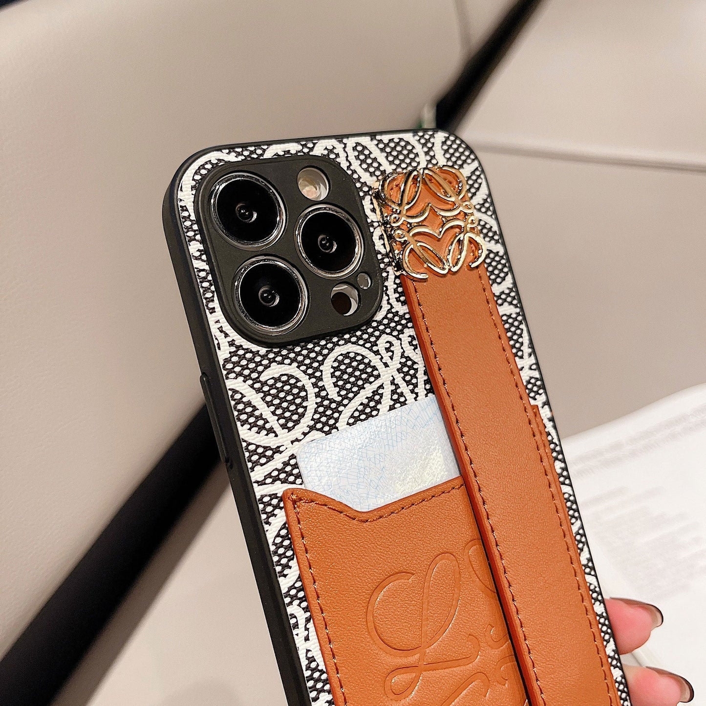 Funda de piel Loewe para iPhone, color negro - HDK231201