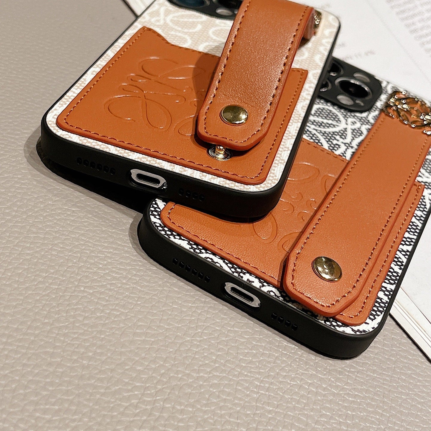 Funda de piel Loewe para iPhone, color negro - HDK231201