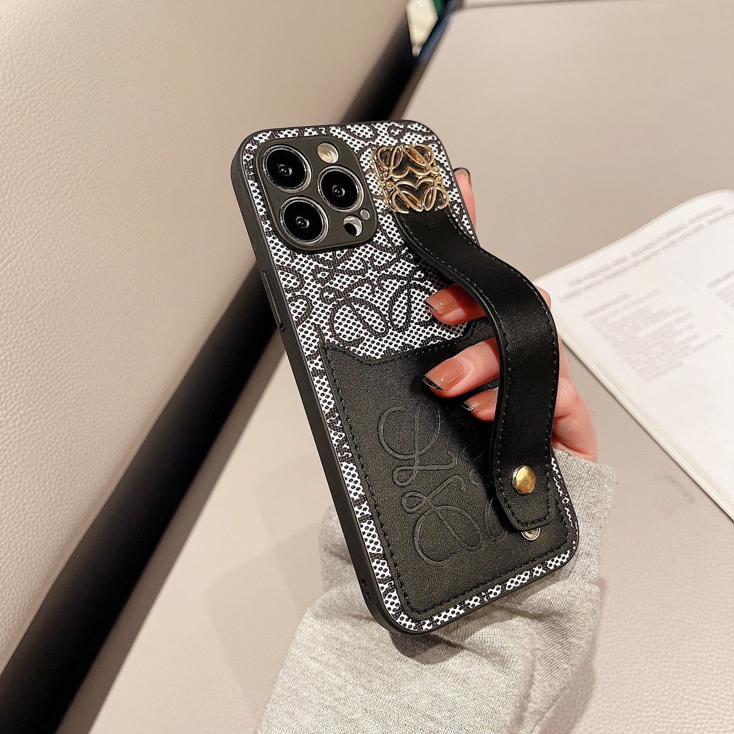 Funda de piel Loewe para iPhone, color negro - HDK231201
