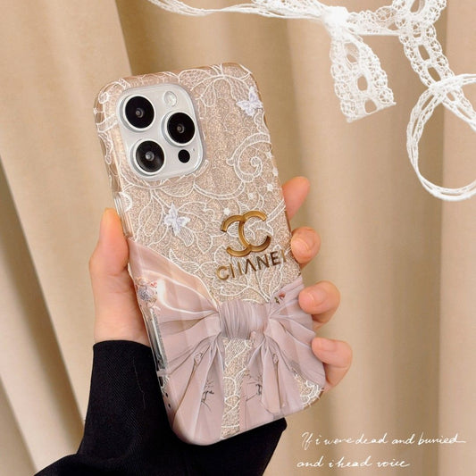 Elegancia chic: Funda de lujo para iPhone con adornos de perlas