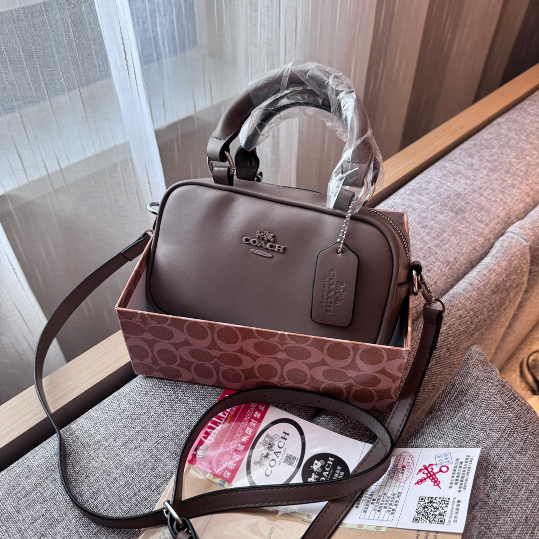 Elegant Leather Handbag: A Touch of Light Luxury - Bestocase