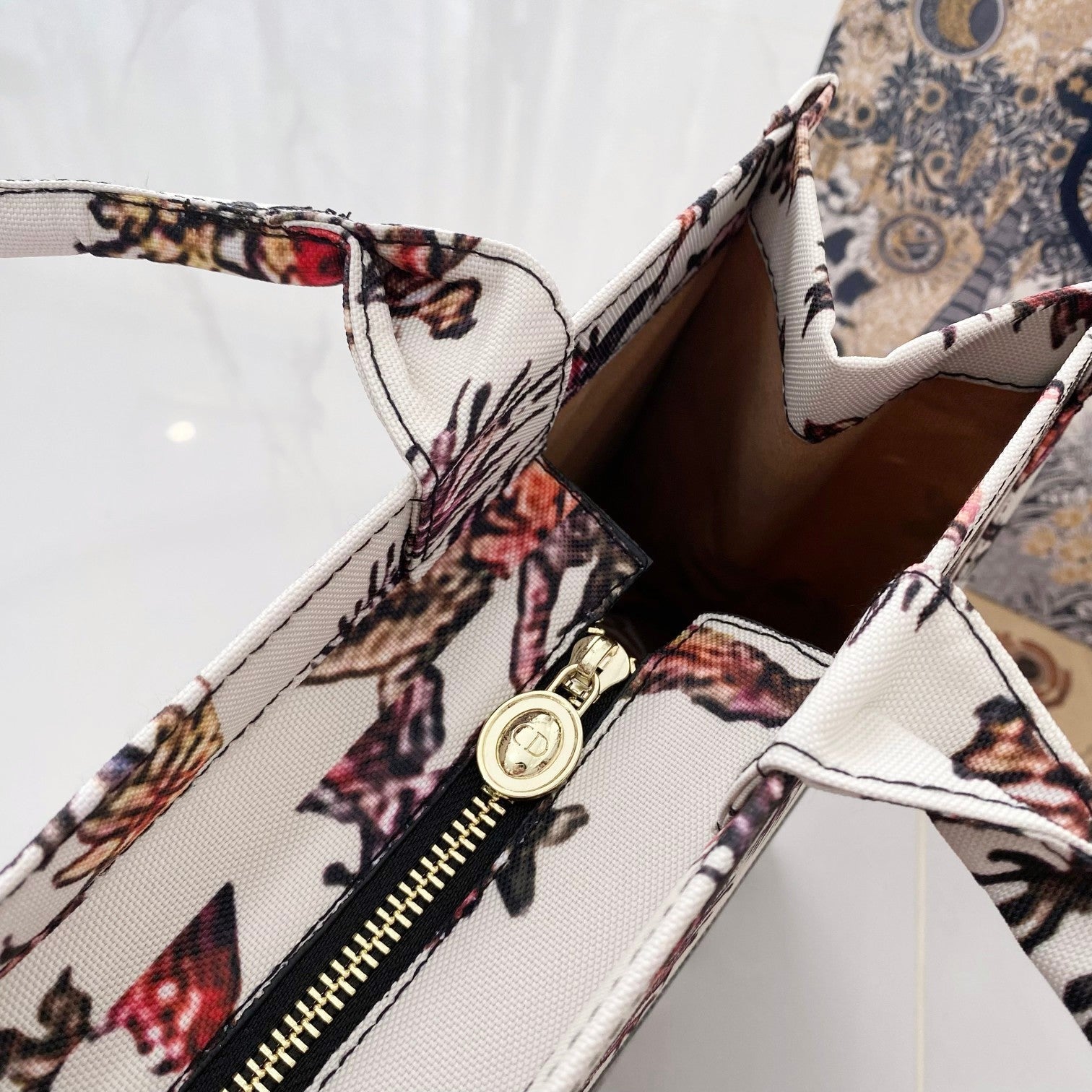 Chic & Refined: Light Luxury Leather Handbag - Bestocase