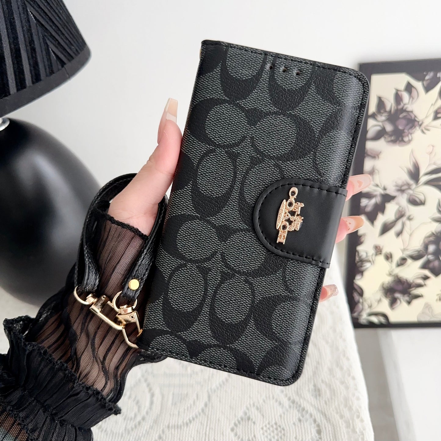 Funda de piel Coach para iPhone con tapa y tarjetero, color negro - PTK241622 