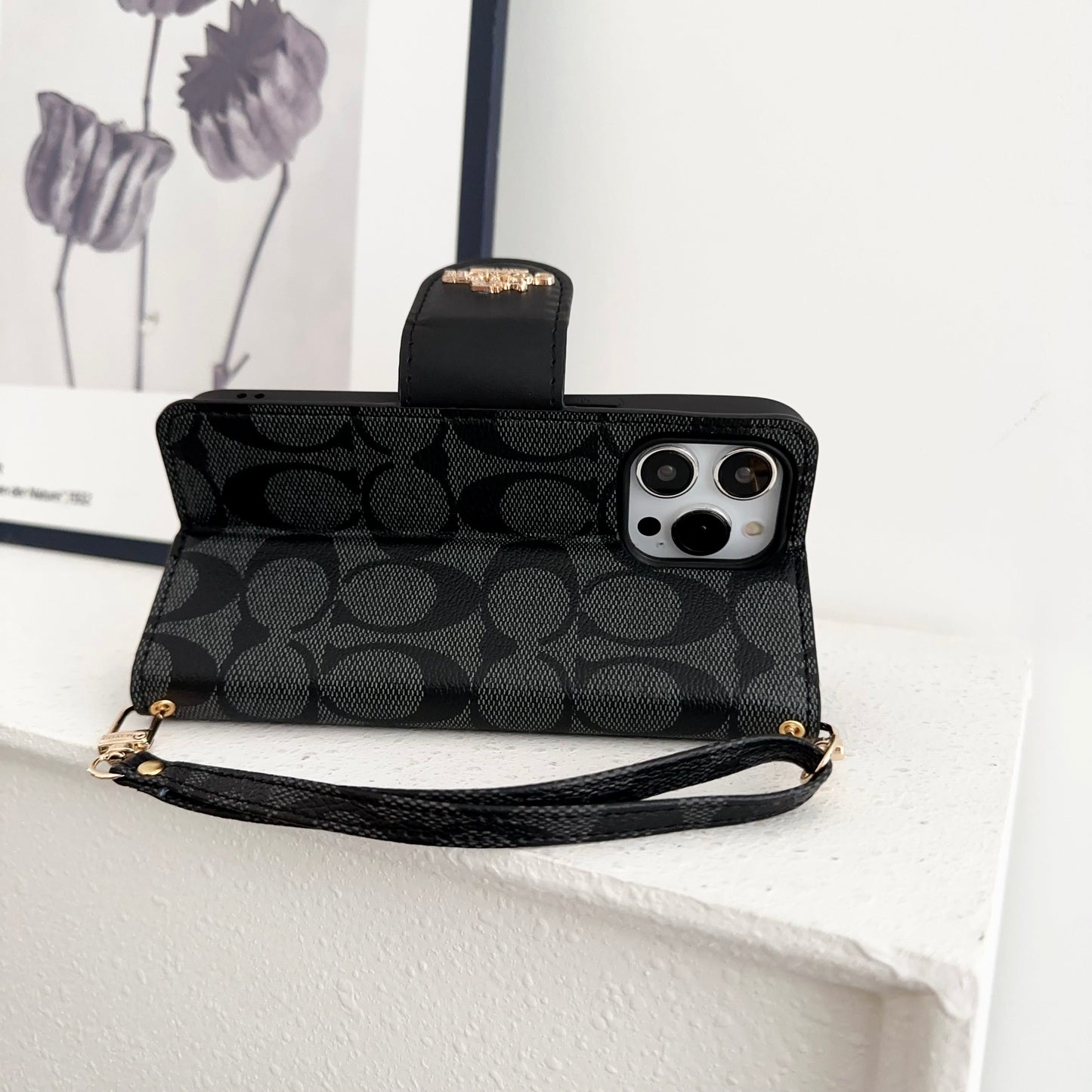 Funda de piel Coach para iPhone con tapa y tarjetero, color negro - PTK241622 